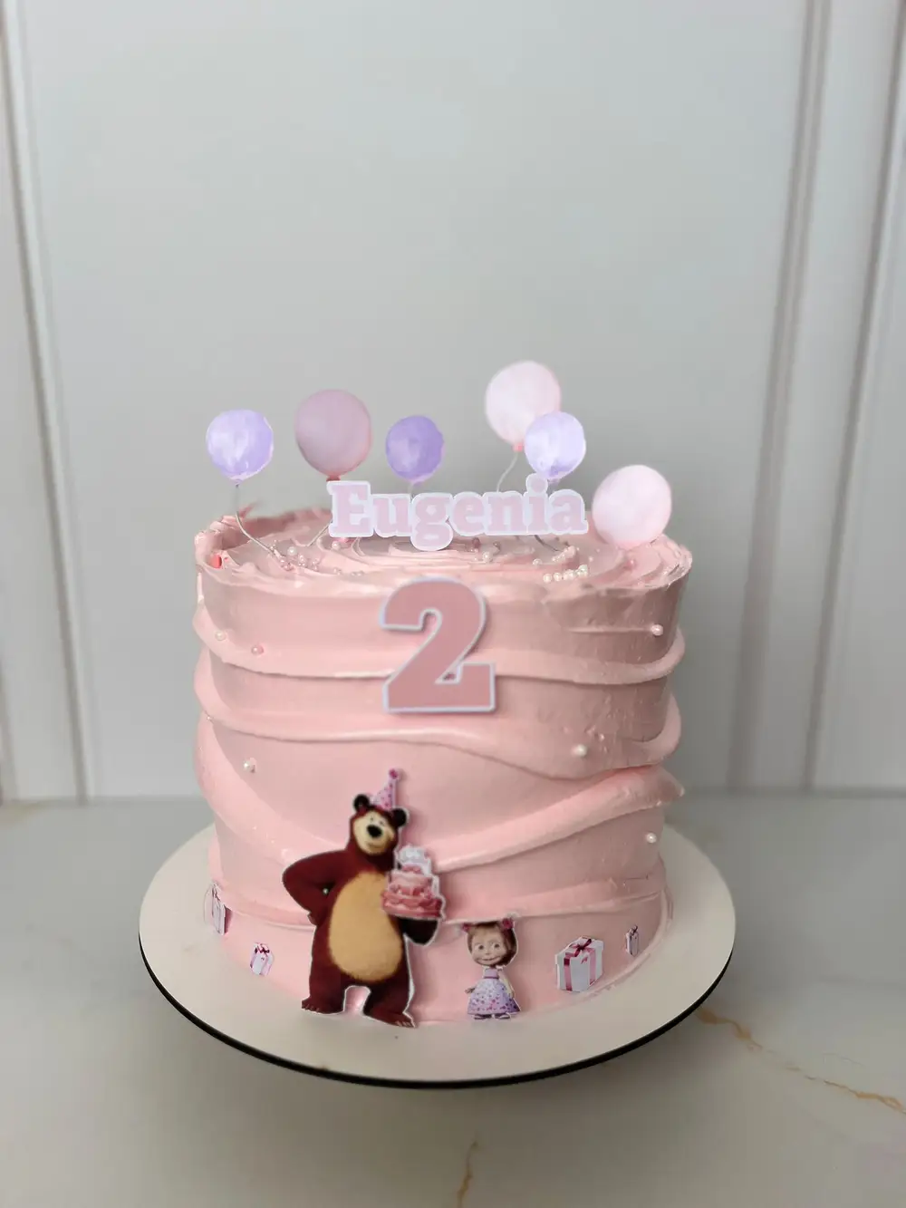 Torta clásica con topper personalizado 2