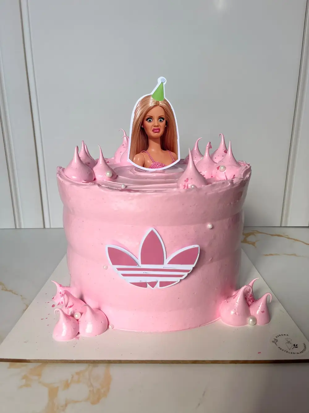 Torta clásica con topper personalizado 3