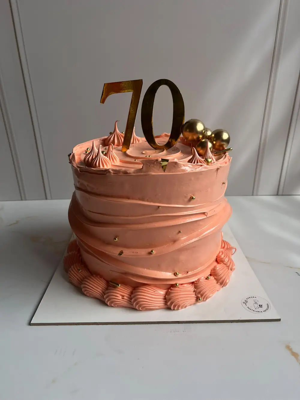 Torta clásica con topper personalizado 4