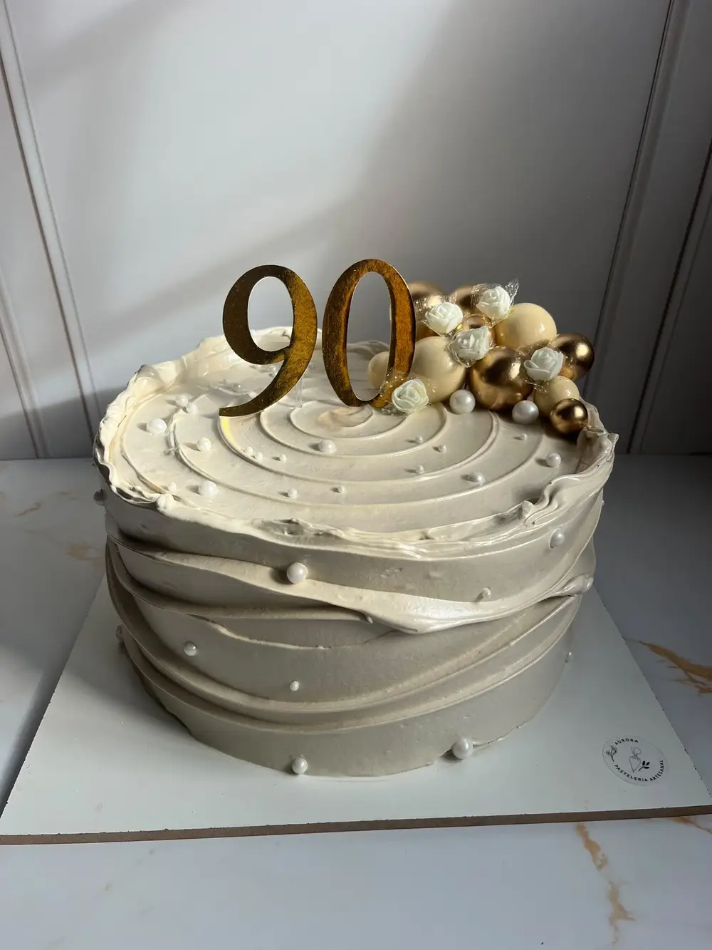 Torta clásica con topper personalizado 6