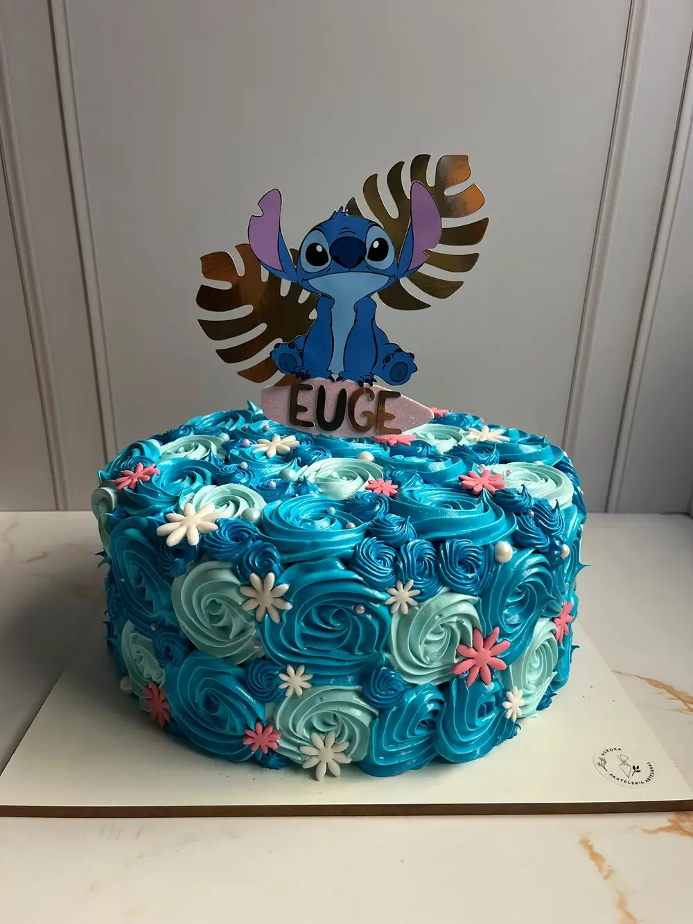 Torta clásica con topper personalizado 5