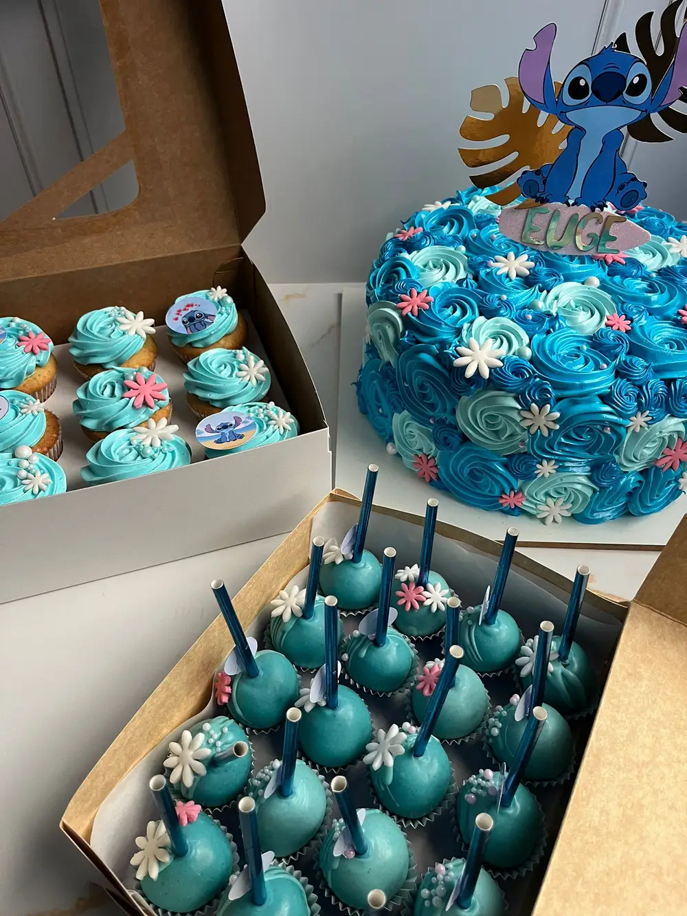 Torta de cumpleaños con cupcakes y cakepops de mesa dulce